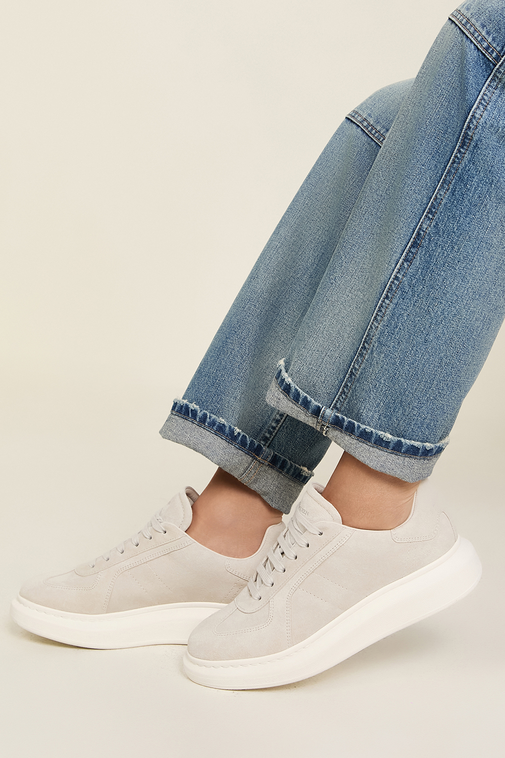 תמונת כל הלוק של נעלי סניקרסנעלי סניקרס אוברסייז